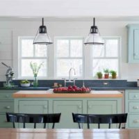version du décor lumineux de la cuisine dans une maison de campagne photo