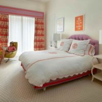 Un exemple de conception lumineuse d'une chambre d'enfants pour une photo de fille