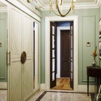 version du design lumineux du couloir dans une photo de maison privée