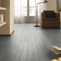 stratifié gris à l'intérieur de la maison