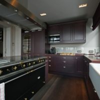 cocina suite oscura de 5 metros cuadrados