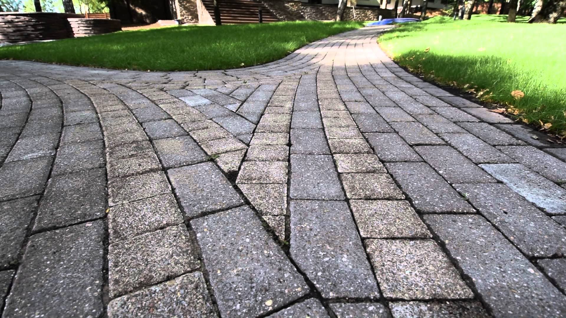 la idea de usar senderos luminosos en el jardín