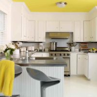 idée d'utiliser une couleur jaune inhabituelle à l'intérieur de la photo de l'appartement