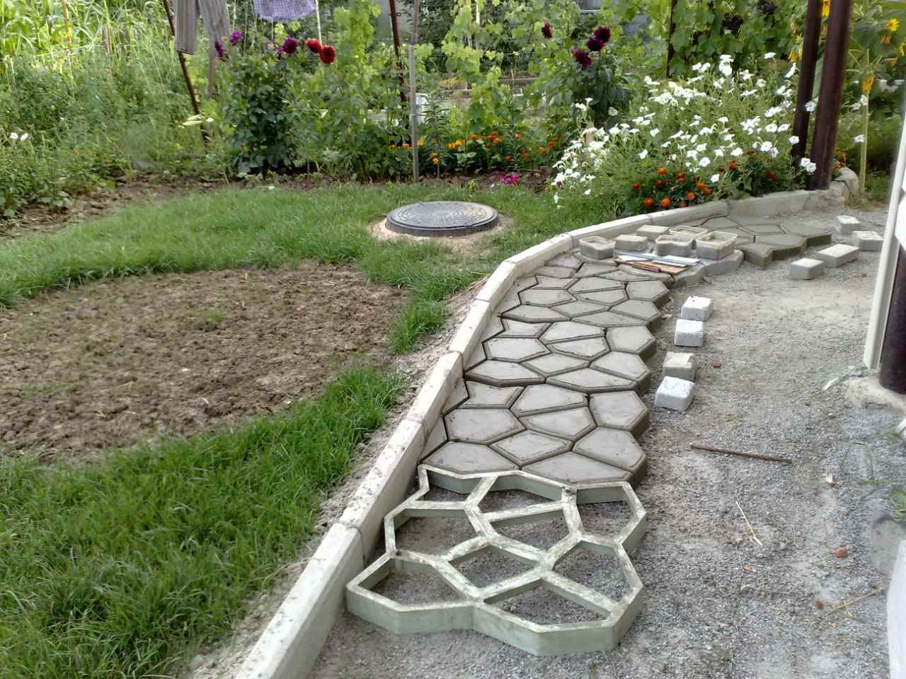 la possibilité d'utiliser des allées de jardin lumineuses dans la conception de la cour
