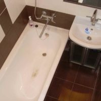 un exemple d'un style inhabituel de pose de carrelage dans la salle de bain