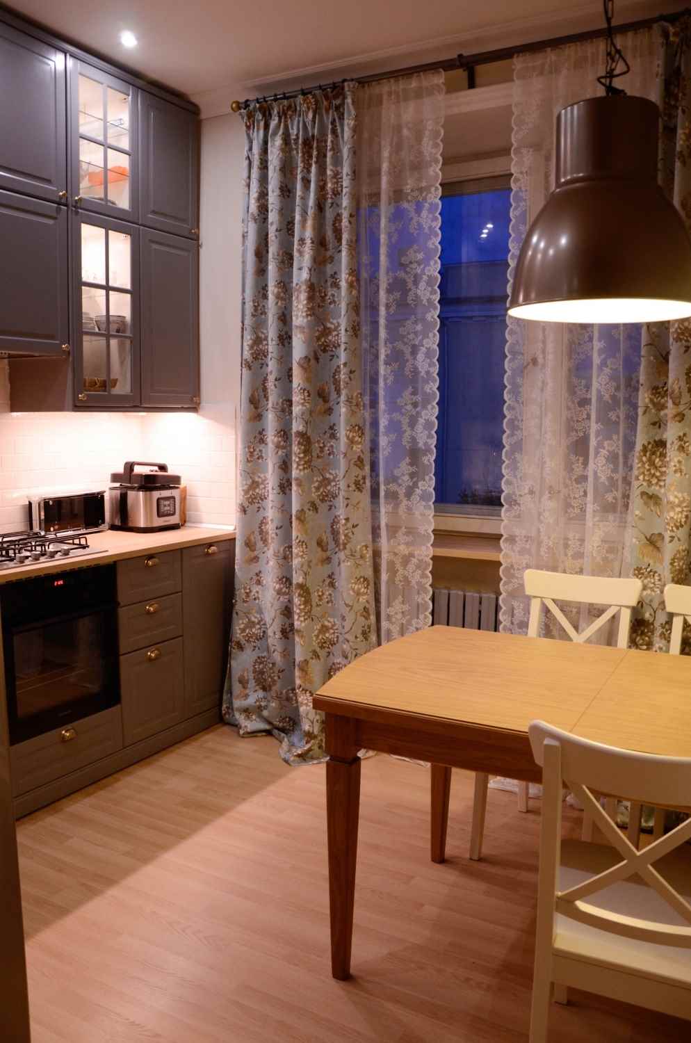 Un ejemplo de una cocina de estilo brillante de 10 metros cuadrados. n series 44