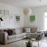 version de la décoration lumineuse de l'appartement dans la photo de style scandinave