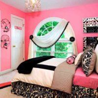 version originale du style inhabituel d’une chambre d’enfant pour une photo de fille