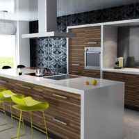 variante de l'intérieur lumineux de la cuisine dans une maison de campagne photo