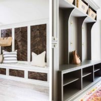 version de l'intérieur lumineux du couloir dans une maison privée photo