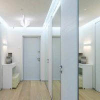 idée d'un couloir intérieur lumineux dans une maison privée