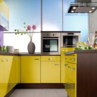 Exemple d'application de jaune vif dans le décor d'une photo de pièce