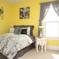 l'idée d'utiliser un beau jaune dans le décor de la photo de la pièce