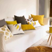 Exemple d'application d'un jaune vif à l'intérieur d'une salle de photographie