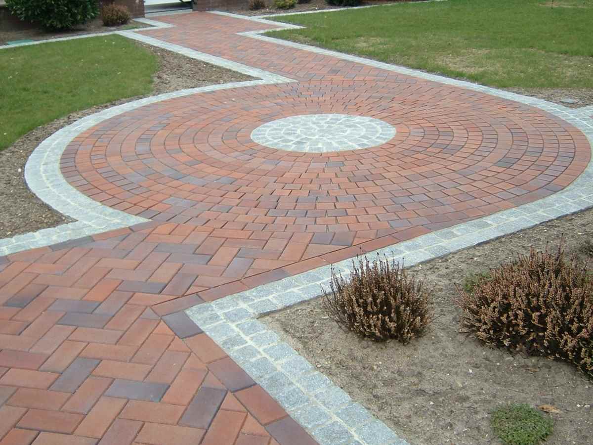 la idea de usar senderos luminosos en el jardín