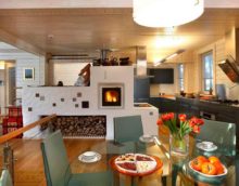 Un exemple d'utilisation d'un poêle russe inhabituel dans un décor moderne