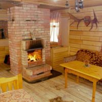 l'idée d'utiliser un beau poêle russe dans un intérieur moderne
