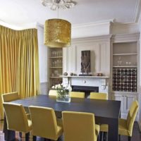 la possibilité d'utiliser du jaune clair à l'intérieur de la photo de la pièce