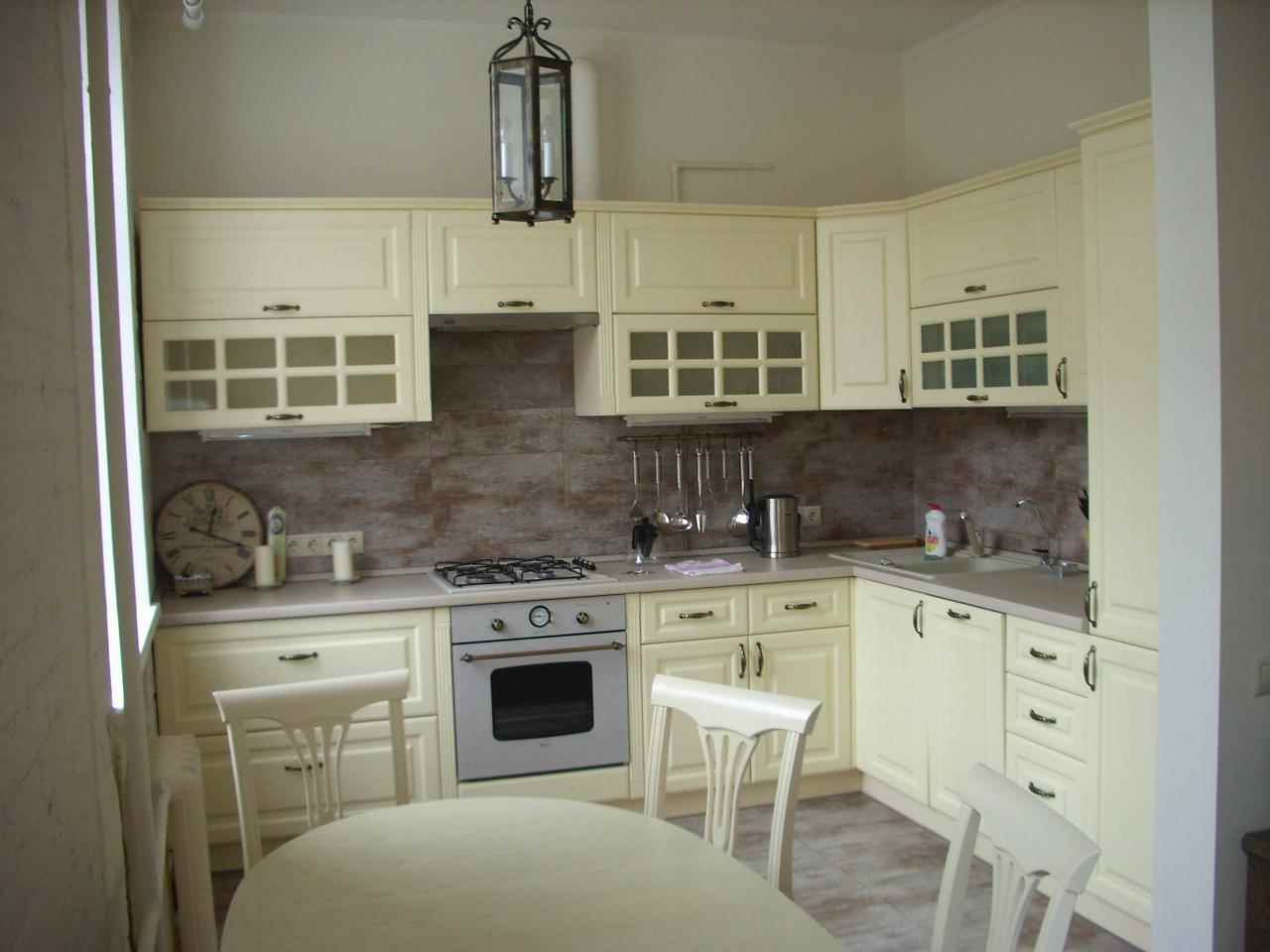 La opción del diseño ligero de la cocina 10 sq. m. n series 44