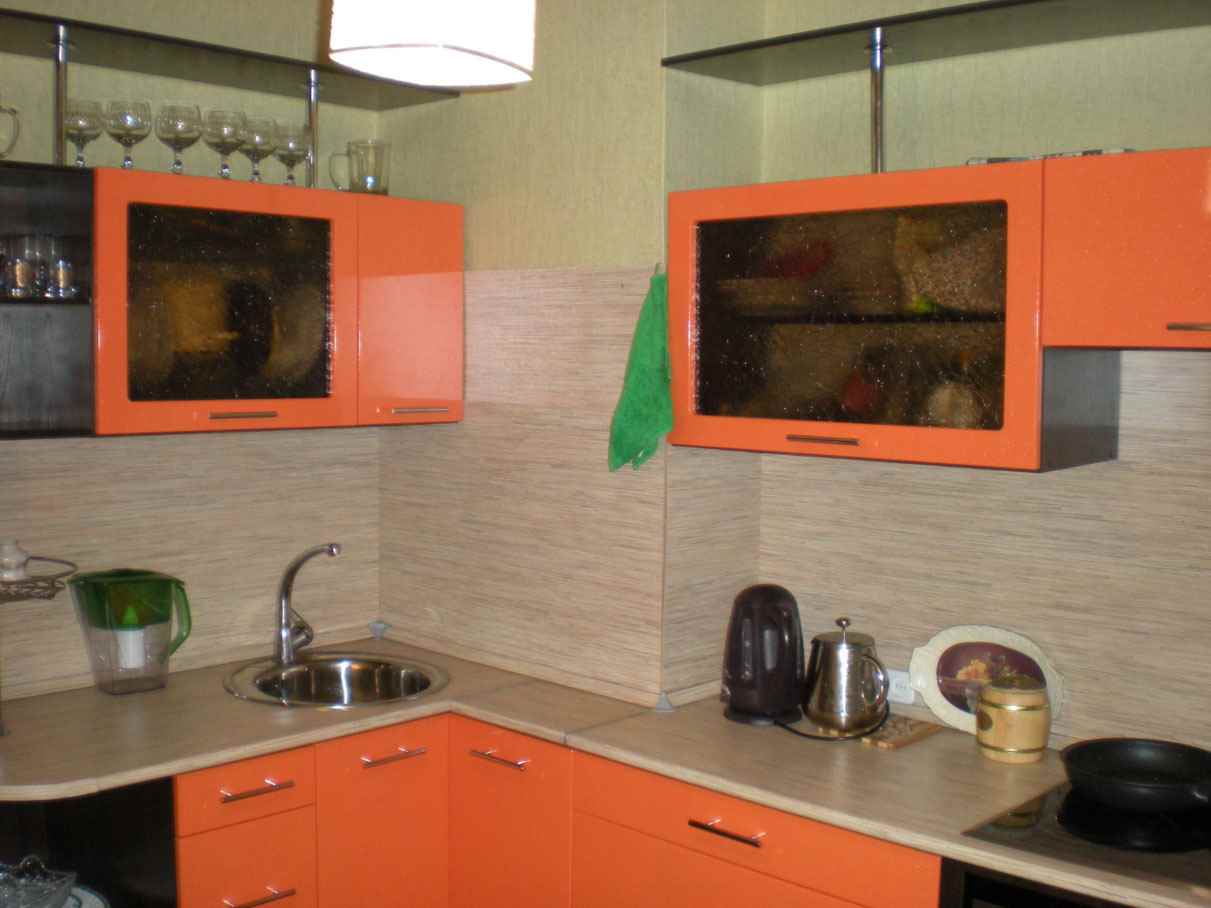 Un ejemplo de decoración inusual de la cocina es de 10 m2. n series 44
