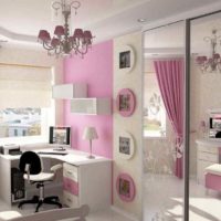 idée de la conception lumineuse d’une chambre d’enfant pour une photo de fille