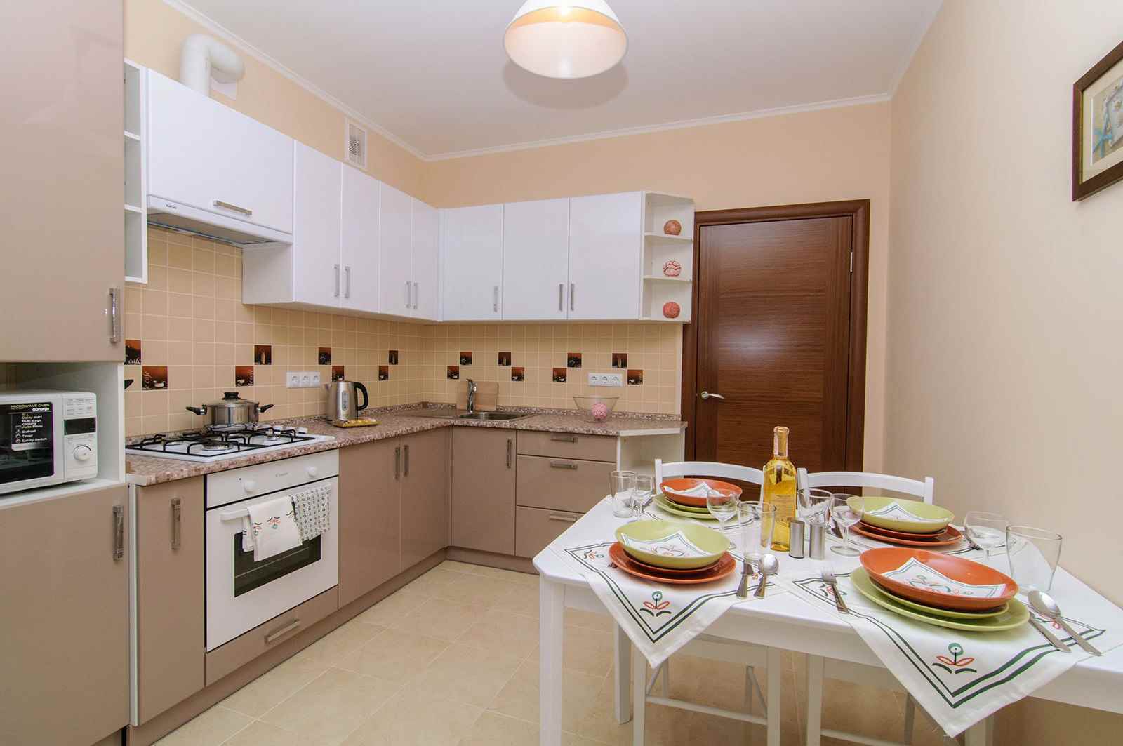 Un ejemplo del estilo brillante de la cocina es de 10 m2. n series 44