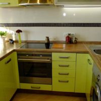 un exemple d'un design inhabituel d'une cuisine photo de 12 m²