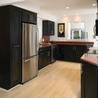 design de cuisine avec fenêtre de meuble noir