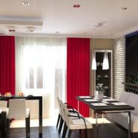 design de cuisine avec fenêtre et rideaux rouges