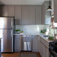 cuisine design avec fenêtre grise