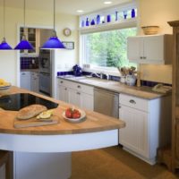 design de cuisine avec fenêtre et décor bleu