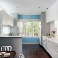 conception de cuisine avec des options de décoration de fenêtre