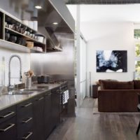 design de cuisine avec fenêtre hi-tech