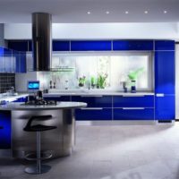 conception de cuisine avec une fenêtre dans un style moderne