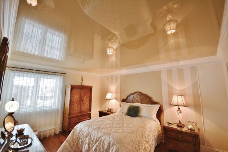 plafond suspendu dans la chambre