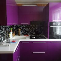 diseño de cocina negro-morado