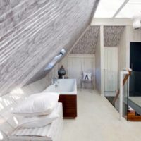 mansarde dans la salle de bain de la maison photo