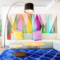 papier peint géométrique dans le hall