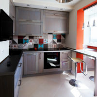 intérieur d'une petite cuisine avec balcon