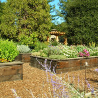 jardin avec des lits design de chalet d'été