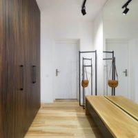 concevoir un petit hall d'entrée dans un appartement dans une maison à panneaux