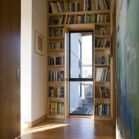 livres dans le couloir