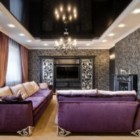 plafond à l'intérieur du salon