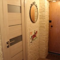 hall d'entrée dans un appartement dans une maison à panneaux
