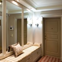 couloir dans un appartement dans une décoration de la maison de panneau