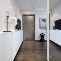 couloir dans un appartement dans une conception de photo de maison de panneau