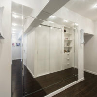 couloir dans un appartement dans une maison à panneaux