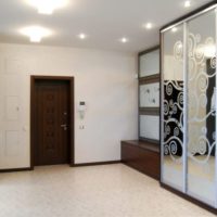 hall d'entrée dans un appartement dans une maison à panneaux
