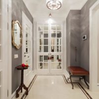 design moderne du couloir dans l'appartement
