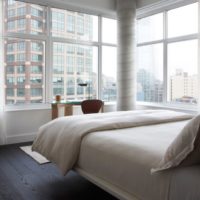 chambre à coucher dans la conception de l'appartement photo